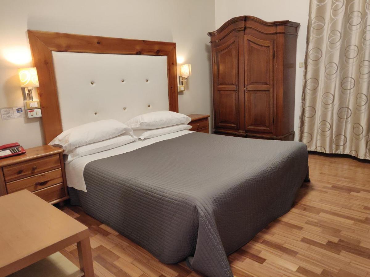 Hotel Il Rustichello Lonato Exterior foto