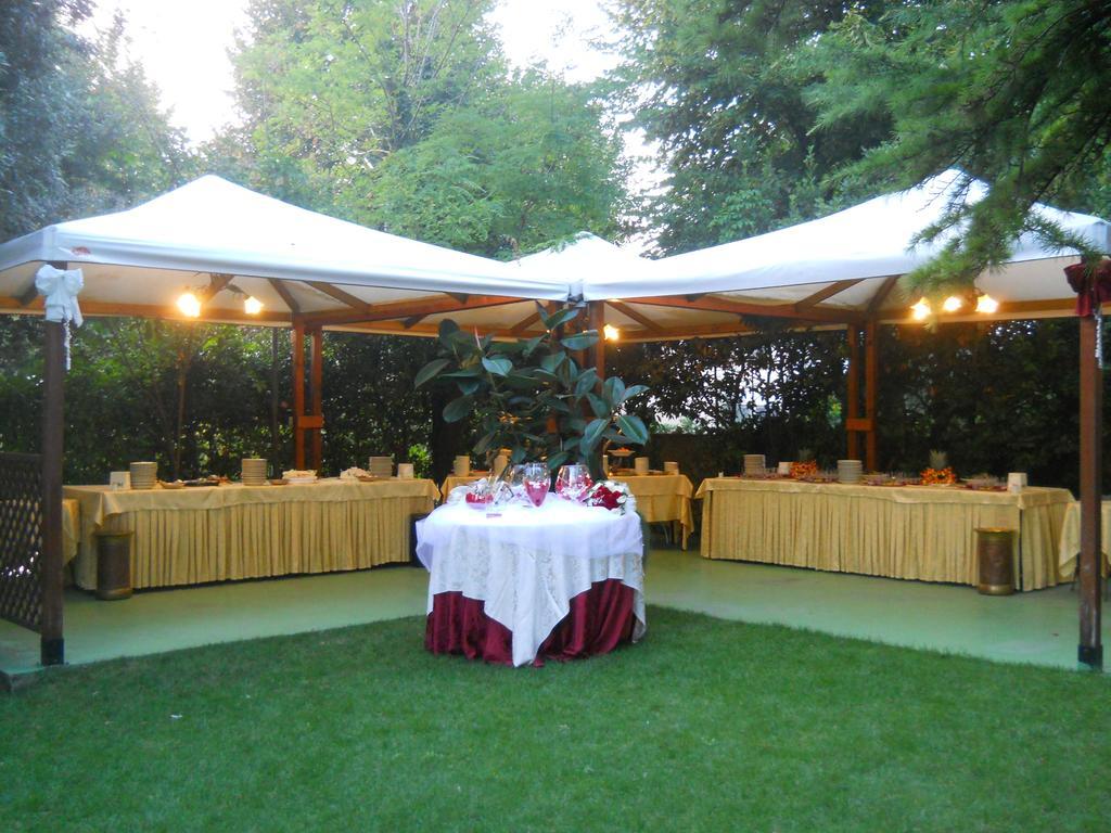 Hotel Il Rustichello Lonato Exterior foto